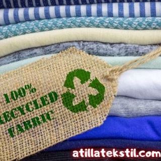 %100 Geri Dönüştürülmüş Kumaş Etiketi Üzerinde Katlanmış Renkli Kumaşlar