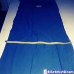 Lacivert Renk Parti Malı Yıkamalı Kot Kumaş Boy Ölçümü - Mezro İle Eni Ölçülen Denim Yaklaşık Olarak En= 54 cm (Kesim Masasının Üzerinde Serilmiş)