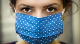 Virüs Maskesi Takan Kadın Nonwoven Polyamid Kumaş Takarsa Zararlı Olabilir!