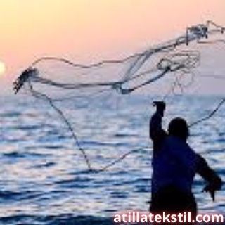 Balıkçı Ağ File Kumaşı Denize Atıyor