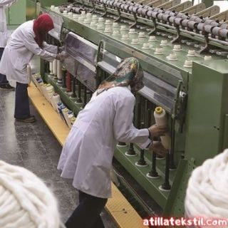 Kadın Tekstil Mühendisi Kumaş Fabrikası İplik Elyaf Bölümünde Çalışıyor