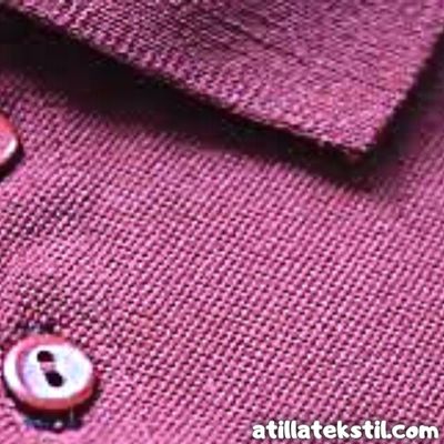 Koyu Kırmızı Renk Lakost Kumaş Yakalı Düğmeli Tişört Yüzey Fotoğrafı - Yakın Çekim