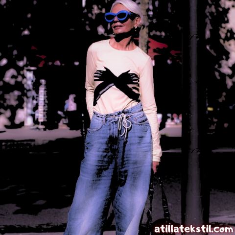 Fransa ve Avrupa'da Tekstil ve Giyim Endüstrisi altında, bol paça salaş kot denim kumaş pantolon (ip kemer detayı), mavi güneş gözlüğü, sarılma animasyonu detaylı uzun kollu penye üst