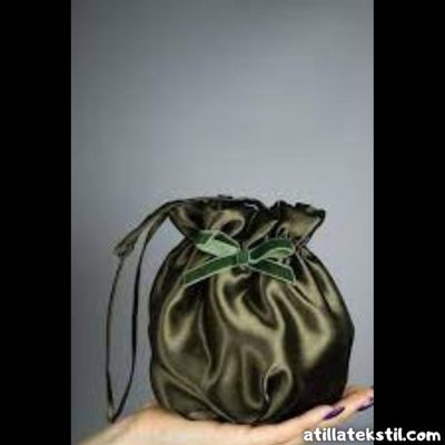 Koyu yeşil renk saten kumaş ile imalatı yapılmış bez torba çanta 