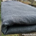 Kimyasal yıkama yapılmış açık antrasit gri parça dokuma kot kumaş ürünü yakın çekim katlanmış haldeki fotoğrafı. Atilla tekstil metre ile kilo ile parça kot yıkanmış boya vermez olarak satın alın veya online sipariş verme sitesinin 3. ürün fotoğrafı parti malı kot modelleridir.