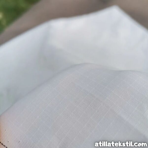 Beyaz renk, kareli parça pamuklu gabardin kumaş satın al