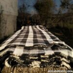 Gömleklik ekoseli kareli siyah beyaz renk, kışlık parça kumaş modelleri ve uygun fiyatları ile Atilla Tekstil'den satın alabilirsiniz. Ürün Fotoğrafı / Masanın üzerinde