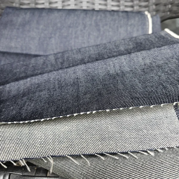 Yakın çekim kalın mavi renk toptan parça kot kumaş dokusu ve likrasız denim yapısı