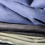 Karışık tekleme fitilli kadife parça kumaş, farklı renk ve özelliklerde fitilli kadife kumaş parçaları, kiloluk kadife kumaş, dikiş projeleri, giyimlik kumaş ve tekstil tasarımları için uygun parça kumaş seçenekleri.