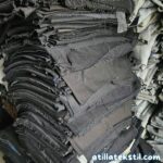 Üst üste dizilmiş siyah renk likrasız parça kot kumaş, kiloluk denim kumaş seçenekleri ve ekonomik parça kumaş satın alma