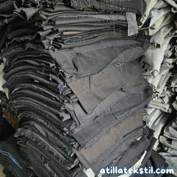 Üst üste dizilmiş siyah renk likrasız parça kot kumaş, kiloluk denim kumaş seçenekleri ve ekonomik parça kumaş satın alma