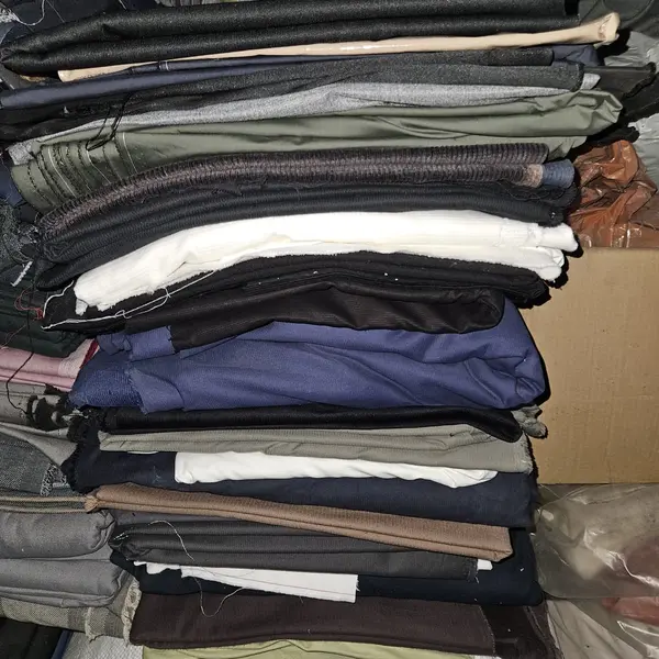 Üst üste dizilmiş kadife kumaş parçaları, fire kumaş, eldivenlik, eteklik, montluk ve pantolonluk kadife kumaş çeşitleri, dikiş ve tekstil projeleri için kadife parça kumaş seçenekleri.